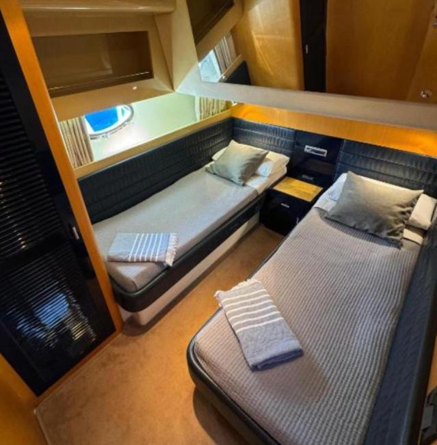 Yacht Sherte
